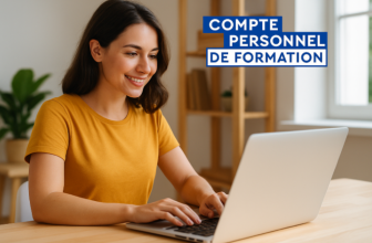 Jeune femme souriante utilisant une auto-école en ligne sur son ordinateur portable, illustrant les démarches pour financer le permis de conduire avec le CPF.