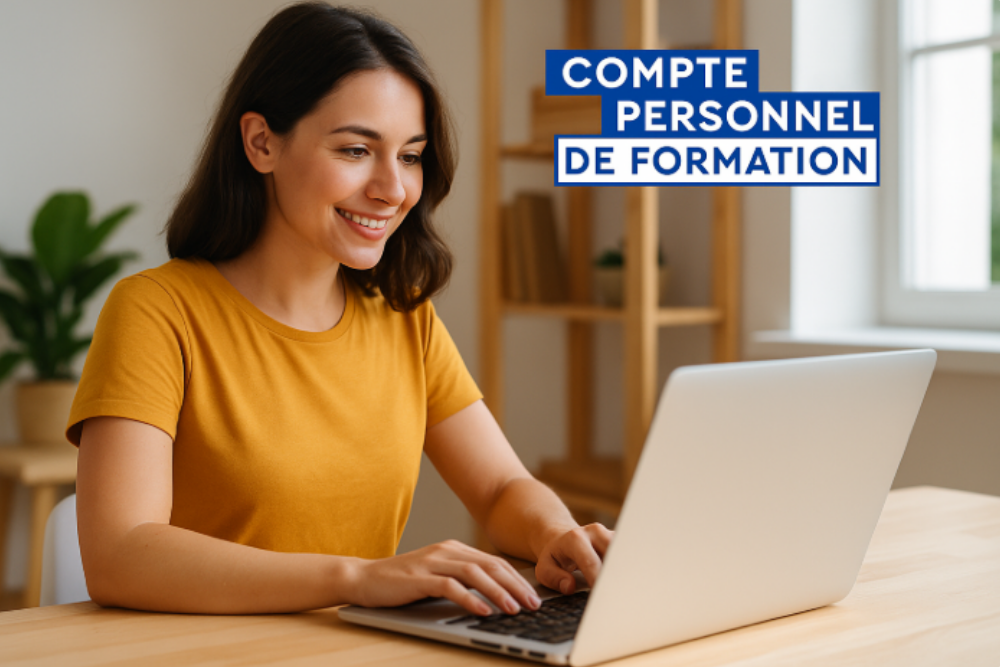 Jeune femme souriante utilisant une auto-école en ligne sur son ordinateur portable, illustrant les démarches pour financer le permis de conduire avec le CPF.