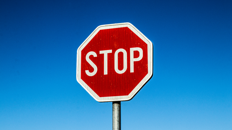 Panneaux de signalisation : comment les lire facilement ?