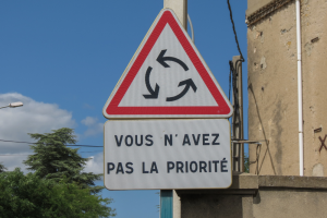 Panneau routier indiquant un rond-point sans priorité, signalisation essentielle à connaître pour bien conduire