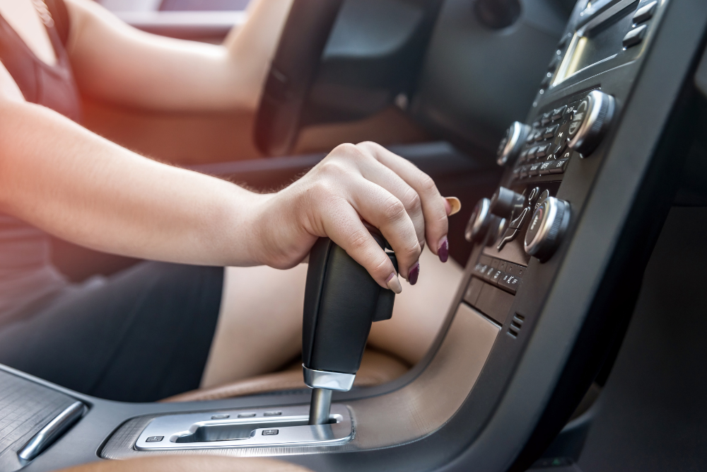 Conduite avec une boîte automatique : levier de vitesses simple à utiliser pour passer le permis plus facilement