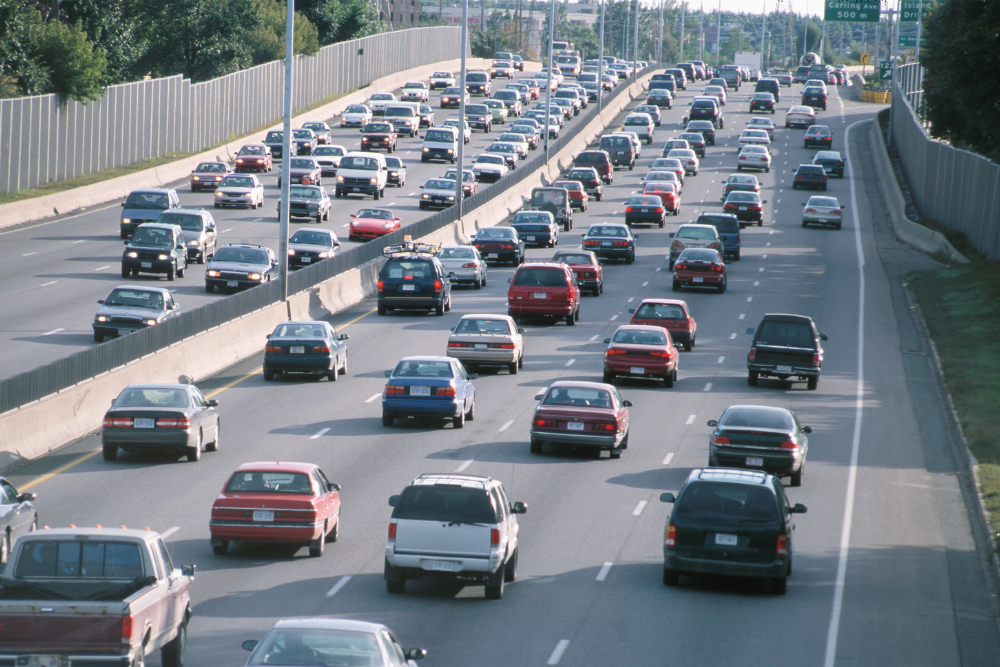 Trafic dense sur une route nationale, règles de conduite et vigilance à respecter