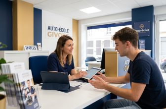 Réceptionniste accueillant un élève pour son inscription au permis de conduire dans une auto-école moderne à Givors.