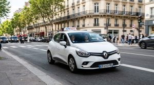 Voiture d'auto-école dans la rue